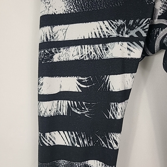 Lululemon Women's Black White Tropical Stripes Leggings 22" Inseam Size 4 - Picture 3 of 8